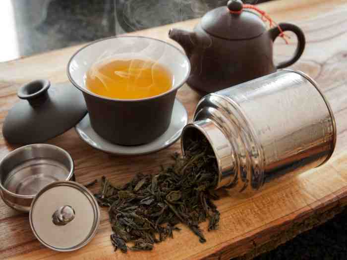oolong tea and teapot