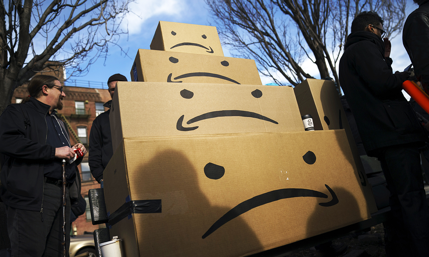 :img Picture of unhappy amazon boxes, 40%,width