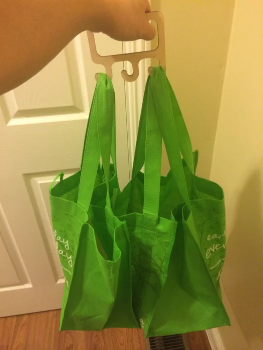 :img A handle with hooks below it to make it more comfortable to hold a bag , 100%, width