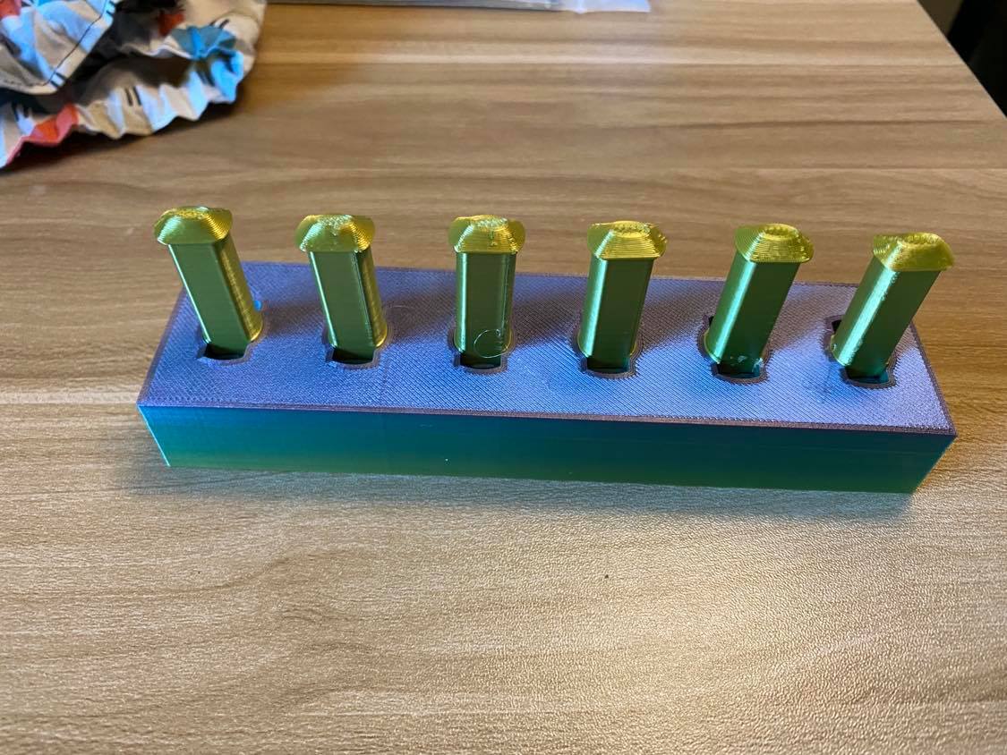 :img Rainbow loom to assist with knitting, 50%, width